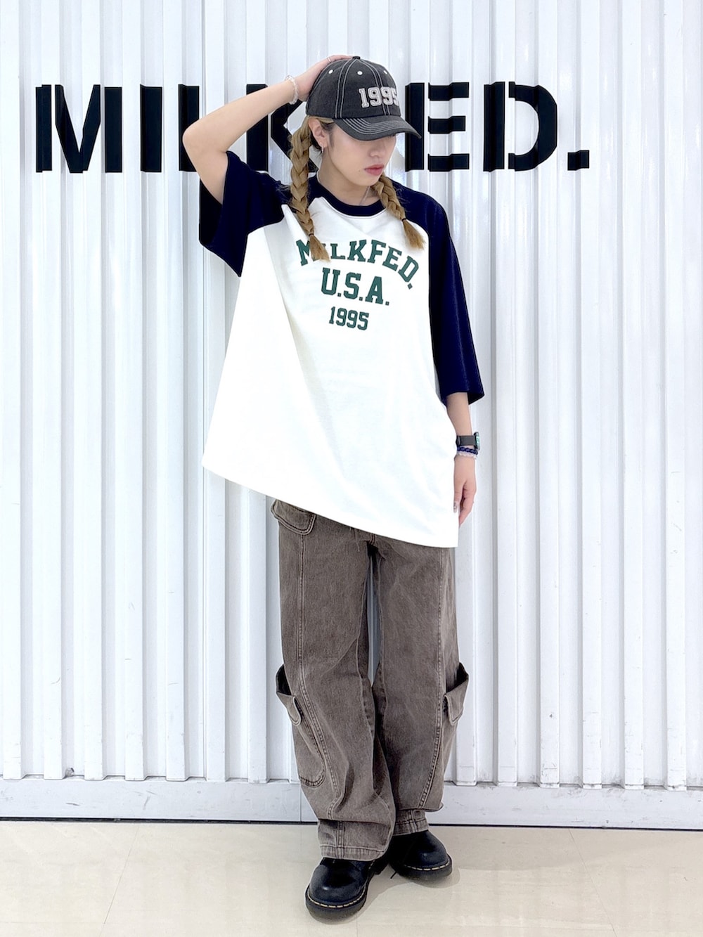 ブラウン系のショルダーバッグ、ブラウン系のその他パンツ、ホワイト系のTシャツ/カットソーを着用したレディースの春コーディネートの4枚目の写真