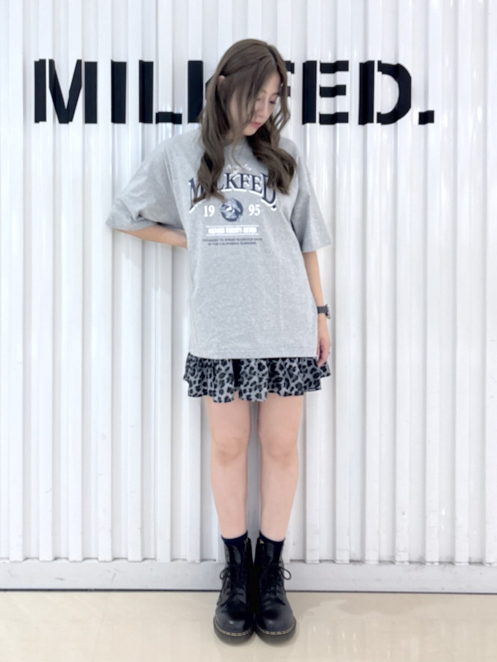 ブラック系のワンピース、グレー系のTシャツ/カットソー、シルバー系のヘアピンを着用したレディースの夏コーディネートの4枚目の写真
