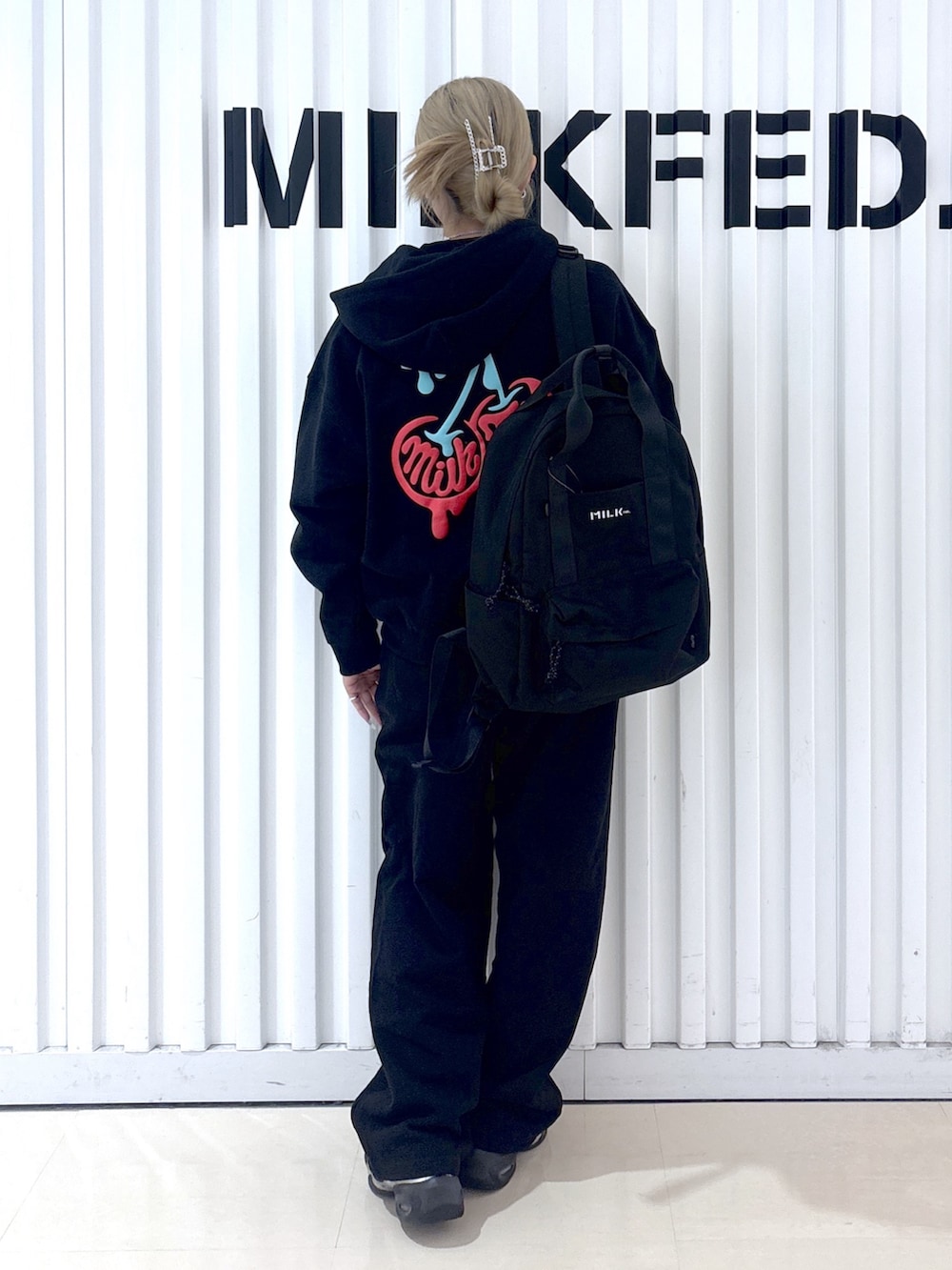 ブラック系のパーカー、ブラック系のTシャツ/カットソー、ブラック系のスウェットパンツを着用したレディースの春コーディネートの2枚目の写真