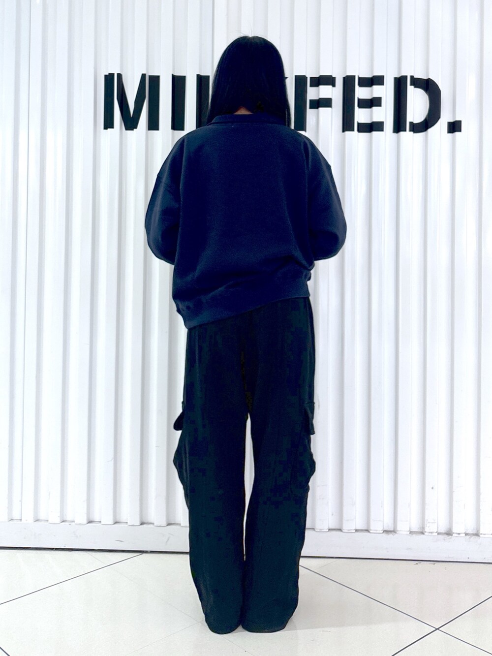 ブルー系のスウェット、ブラック系のスウェットパンツ、ブラック系のTシャツ/カットソーを着用したレディースの秋コーディネートの5枚目の写真