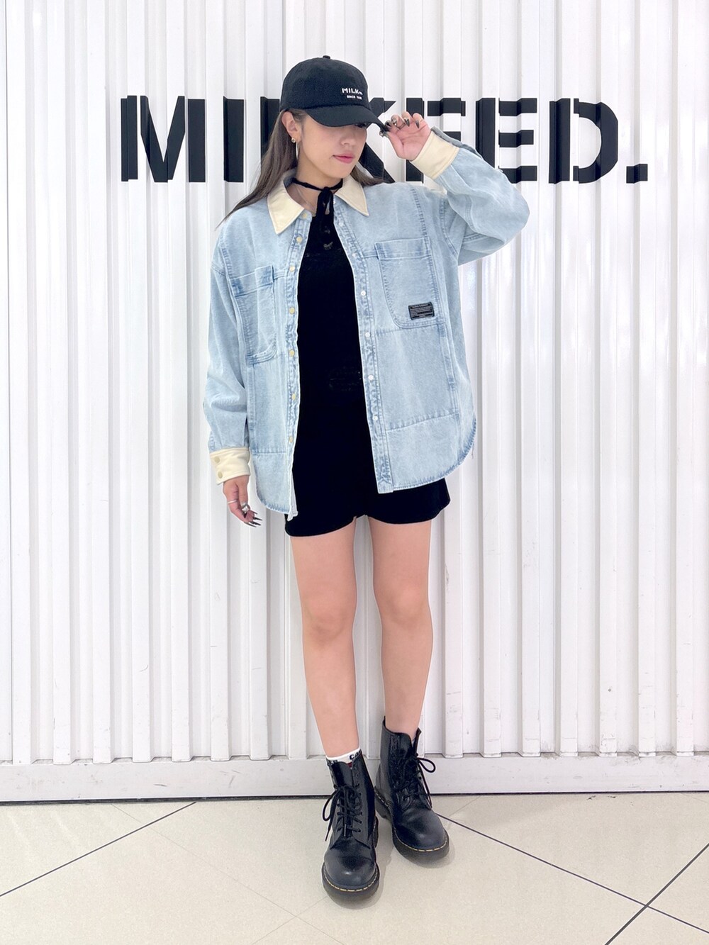 ブラック系のその他パンツ、ブラック系のシャツ/ブラウス、ブラック系のTシャツ/カットソーを着用したレディースの秋コーディネートの5枚目の写真