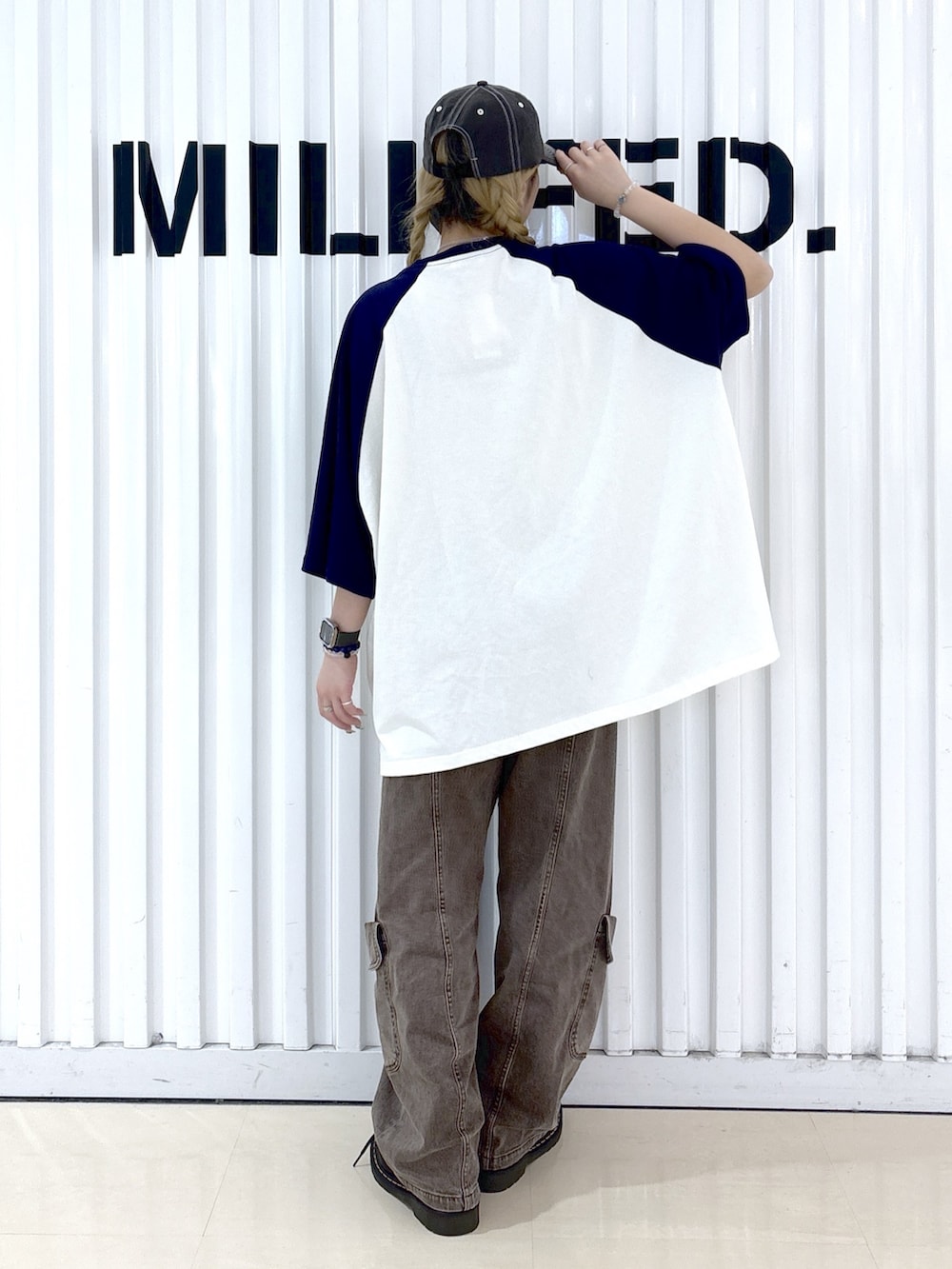 ブラウン系のショルダーバッグ、ブラウン系のその他パンツ、ホワイト系のTシャツ/カットソーを着用したレディースの春コーディネートの5枚目の写真