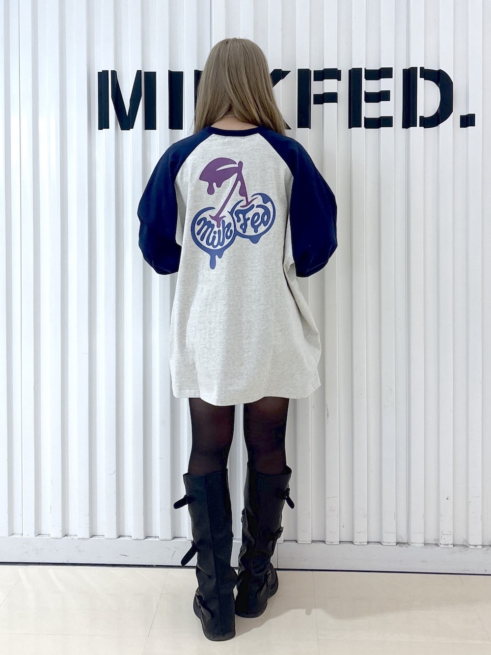 ベージュ系のTシャツ/カットソー、ブラック系のショルダーバッグを着用したレディースの冬コーディネートの4枚目の写真