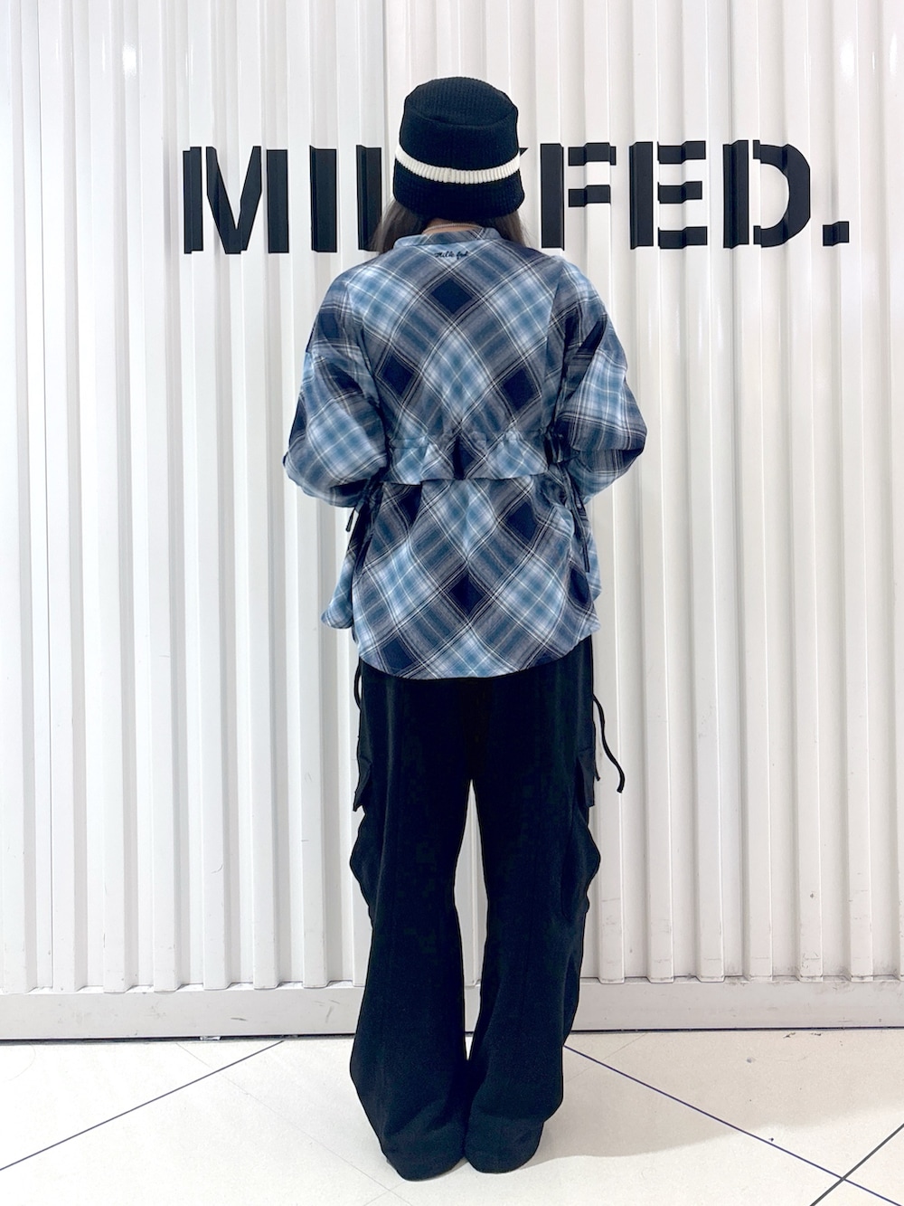 ブルー系のシャツ/ブラウス、ブラック系のスウェットパンツ、ブラック系のハットを着用したレディースの夏コーディネートの2枚目の写真