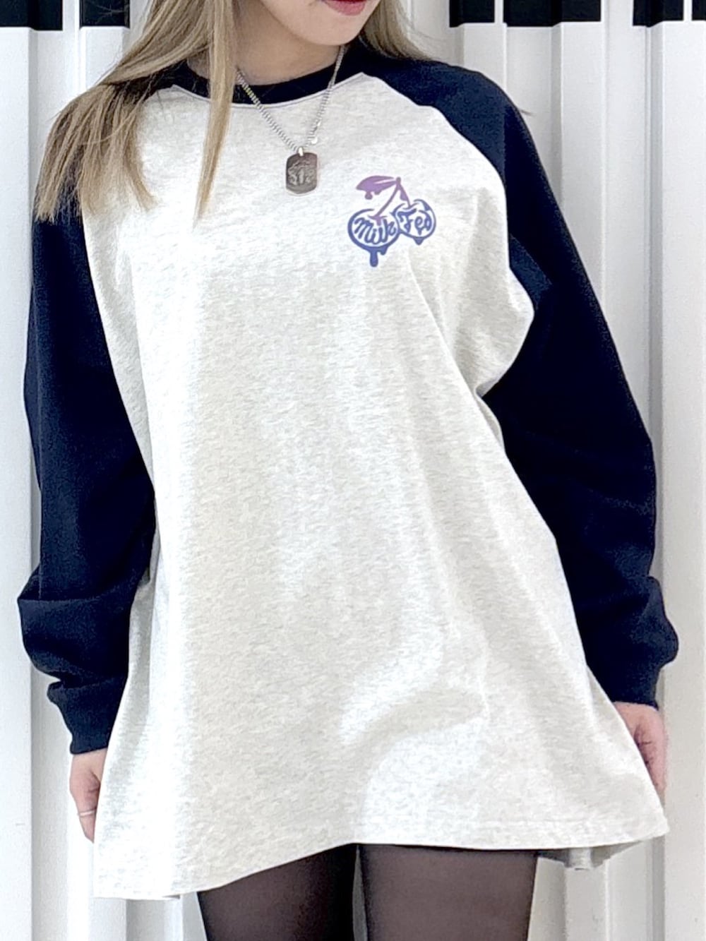 ベージュ系のTシャツ/カットソー、ブラック系のショルダーバッグを着用したレディースの冬コーディネートの5枚目の写真