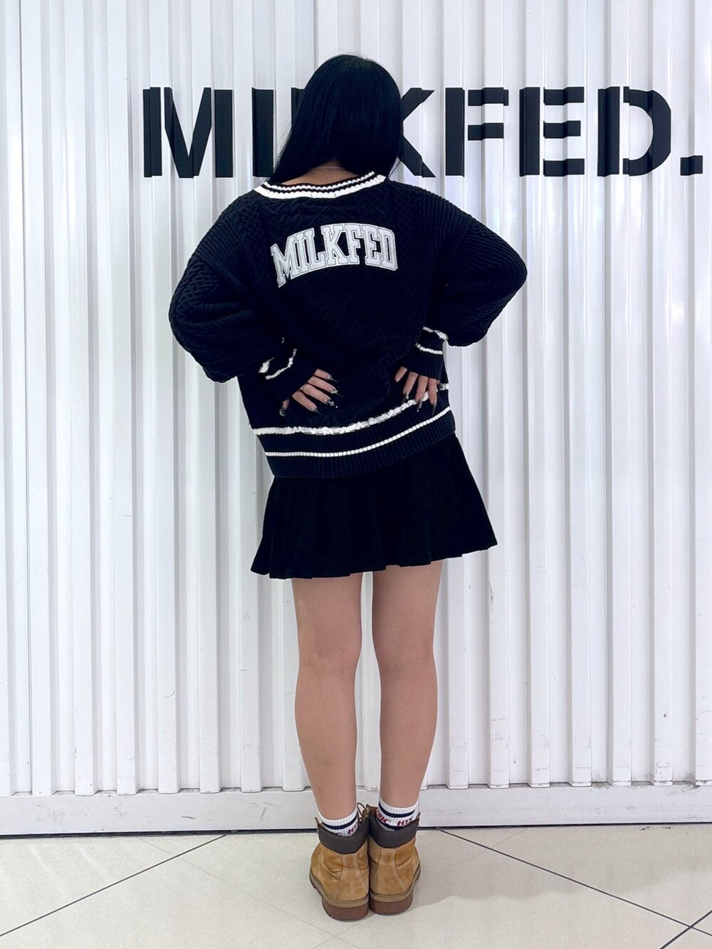 ブラック系のその他パンツ、ブルー系のニット/セーター、ブラック系のショルダーバッグを着用したレディースの秋コーディネートの4枚目の写真
