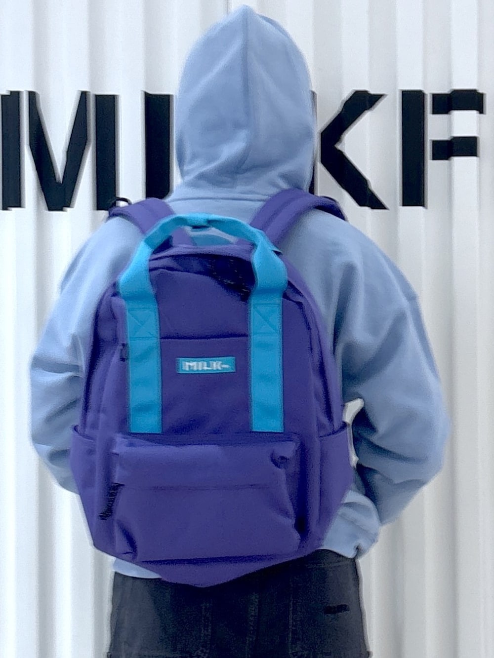 ブラック系のその他パンツ、ブルー系のパーカー、パープル系のバックパック/リュックを着用したレディースの冬コーディネートの3枚目の写真