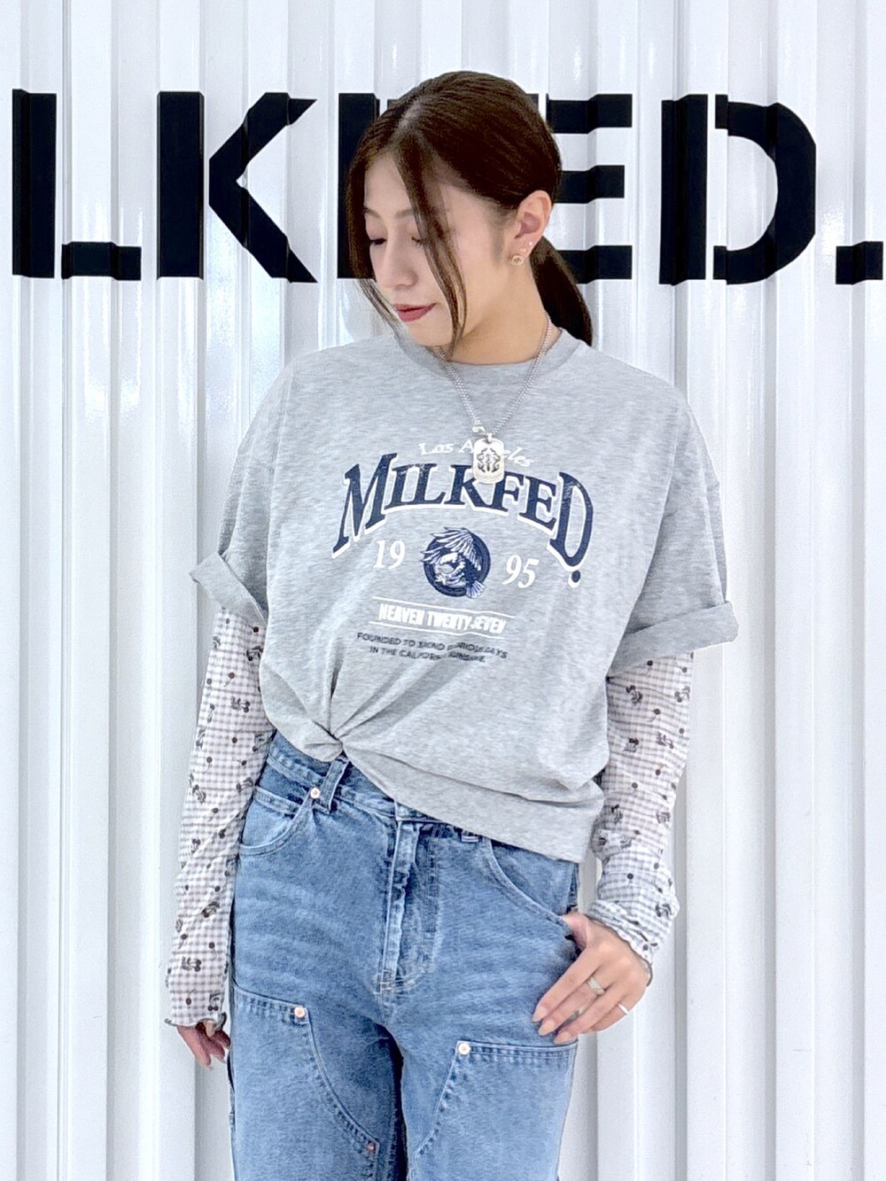 グレー系のTシャツ/カットソー、グレー系のTシャツ/カットソー、ブルー系のデニムパンツを着用したレディースの秋コーディネートの3枚目の写真