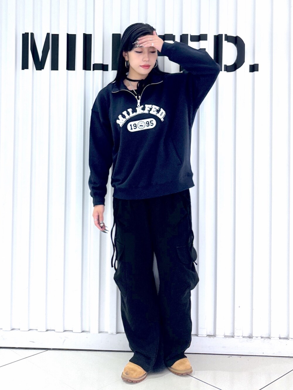 ブルー系のスウェット、ブラック系のスウェットパンツ、ブラック系のTシャツ/カットソーを着用したレディースの秋コーディネートの4枚目の写真