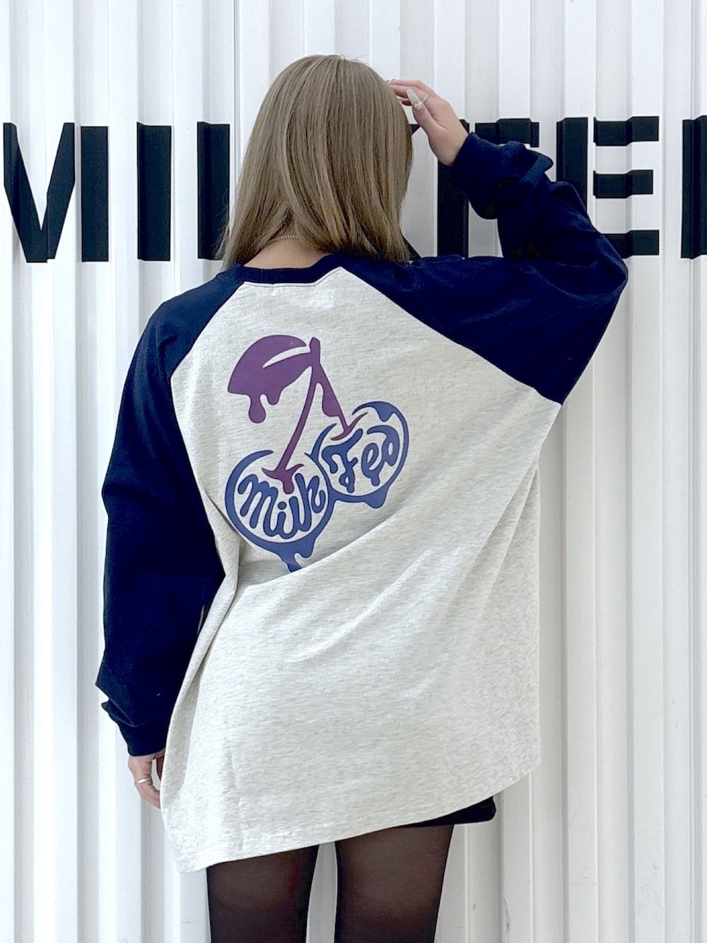 ベージュ系のTシャツ/カットソー、ブラック系のショルダーバッグを着用したレディースの冬コーディネートの6枚目の写真