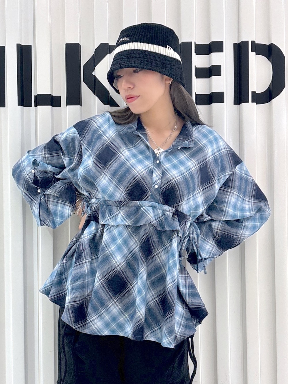 ブルー系のシャツ/ブラウス、ブラック系のスウェットパンツ、ブラック系のハットを着用したレディースの夏コーディネートの3枚目の写真