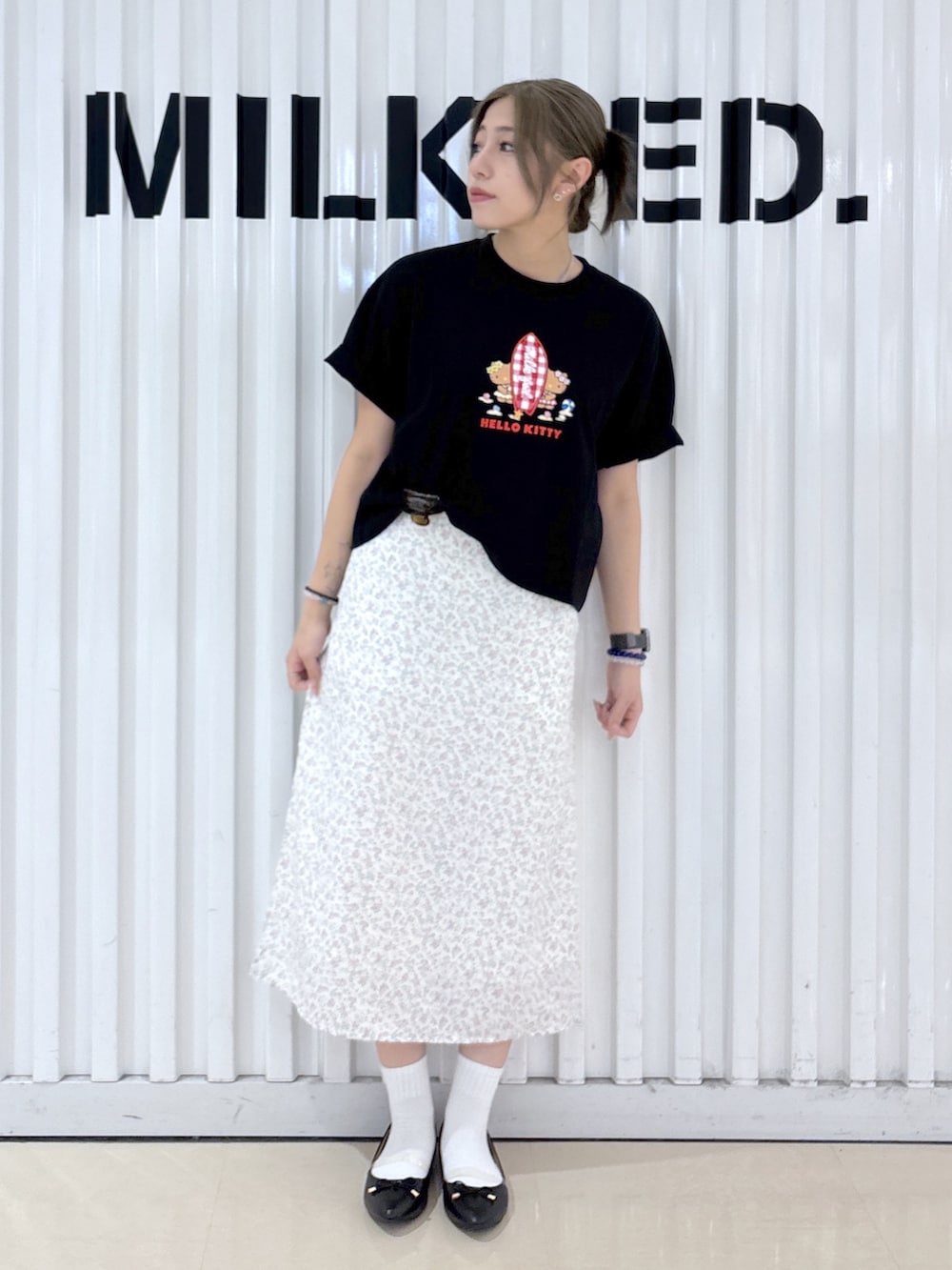 ブラック系のTシャツ/カットソー、ホワイト系のワンピース、ブラック系のポーチを着用したレディースの春コーディネートの3枚目の写真
