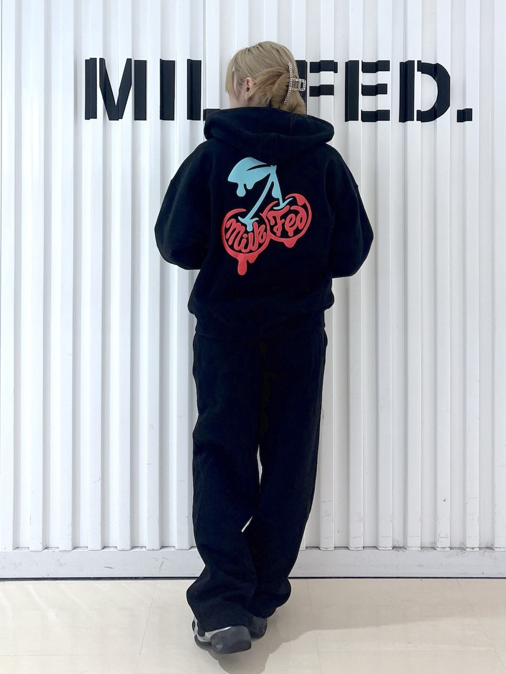 ブラック系のパーカー、ブラック系のTシャツ/カットソー、ブラック系のスウェットパンツを着用したレディースの春コーディネートの6枚目の写真