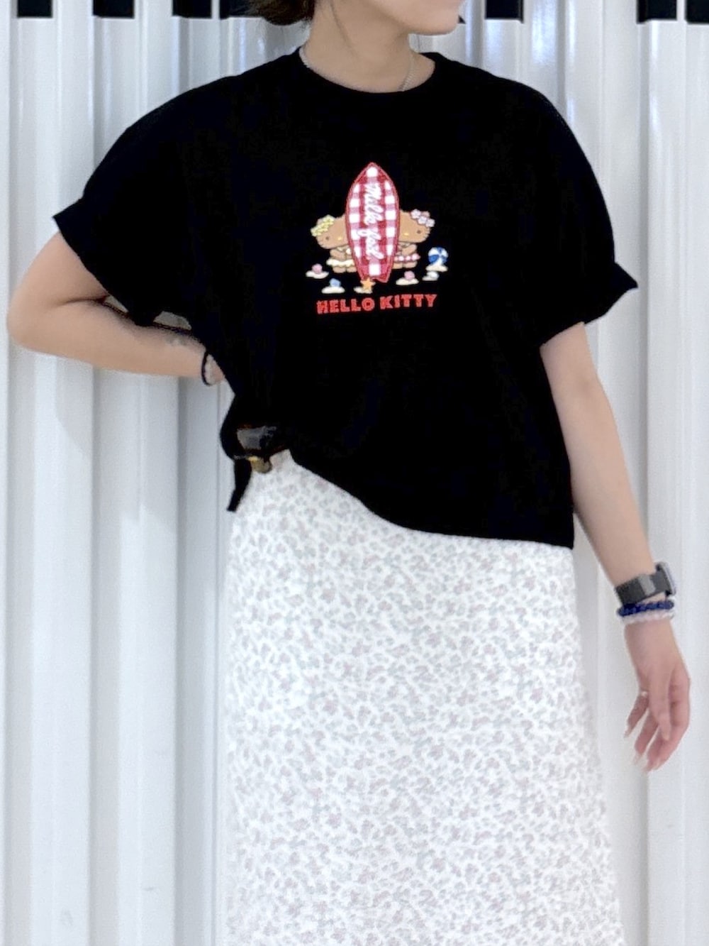 ブラック系のTシャツ/カットソー、ホワイト系のワンピース、ブラック系のポーチを着用したレディースの春コーディネートの5枚目の写真