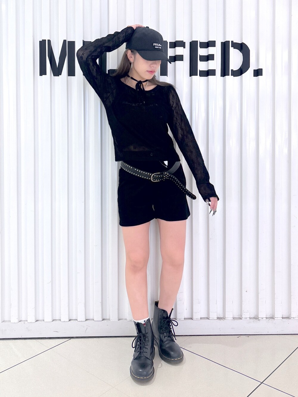 ブラック系のその他パンツ、ブラック系のシャツ/ブラウス、ブラック系のTシャツ/カットソーを着用したレディースの秋コーディネートの7枚目の写真