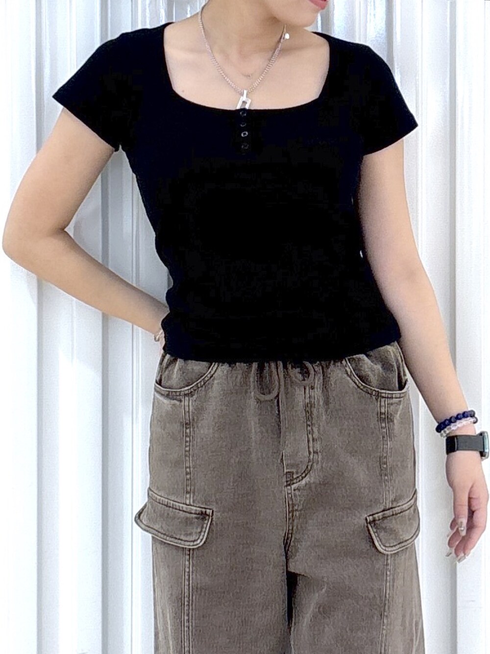 ブラウン系のその他パンツ、ブラック系のTシャツ/カットソー、ブラウン系のショルダーバッグを着用したレディースの春コーディネートの5枚目の写真