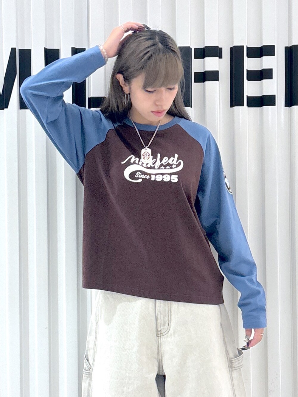 ホワイト系のデニムパンツ、ブルー系のパーカー、ホワイト系のTシャツ/カットソーを着用したレディースの秋コーディネートの8枚目の写真