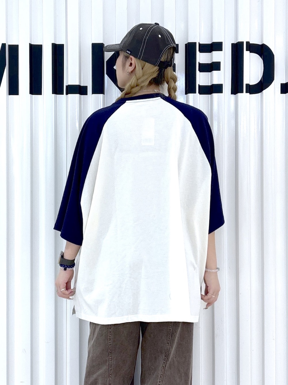 ブラウン系のショルダーバッグ、ブラウン系のその他パンツ、ホワイト系のTシャツ/カットソーを着用したレディースの春コーディネートの7枚目の写真