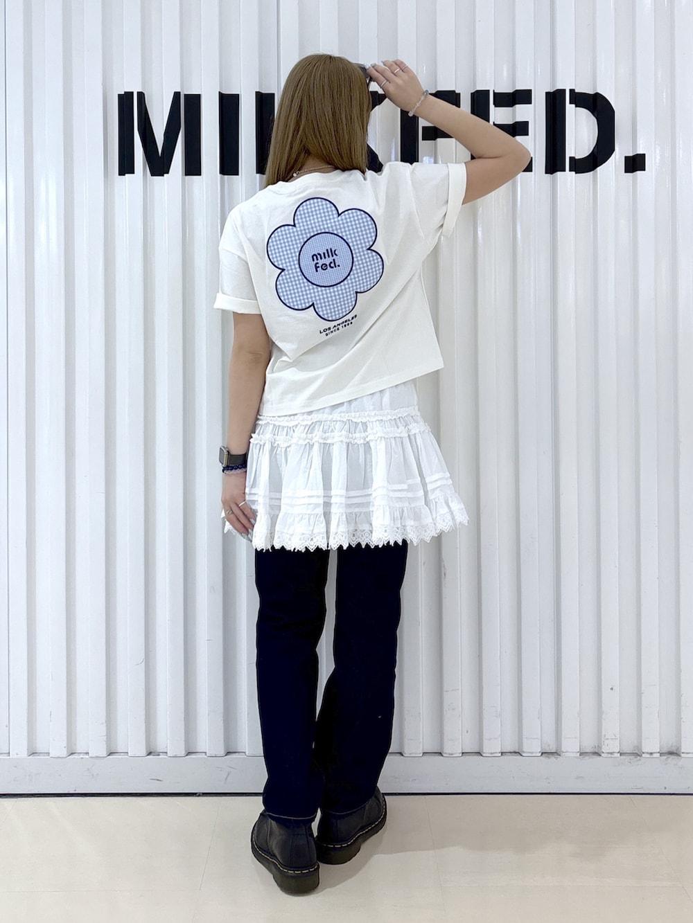 ホワイト系のTシャツ/カットソー、ホワイト系のスカート、ホワイト系のハンドバッグを着用したレディースの春コーディネートの4枚目の写真