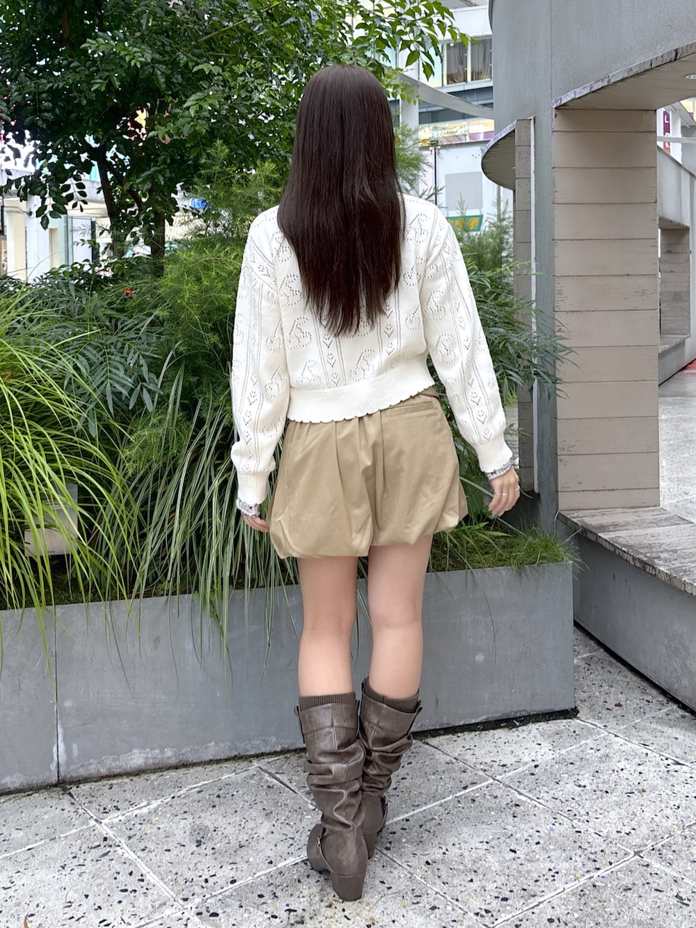 ホワイト系のカーディガン/ボレロ、グレー系のTシャツ/カットソー、ベージュ系のスカートを着用したレディースの秋コーディネートの2枚目の写真