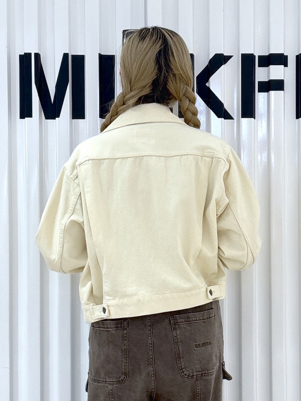 ブラウン系のその他パンツ、ホワイト系のデニムジャケット、その他のキャミソールを着用したレディースの春コーディネートの4枚目の写真