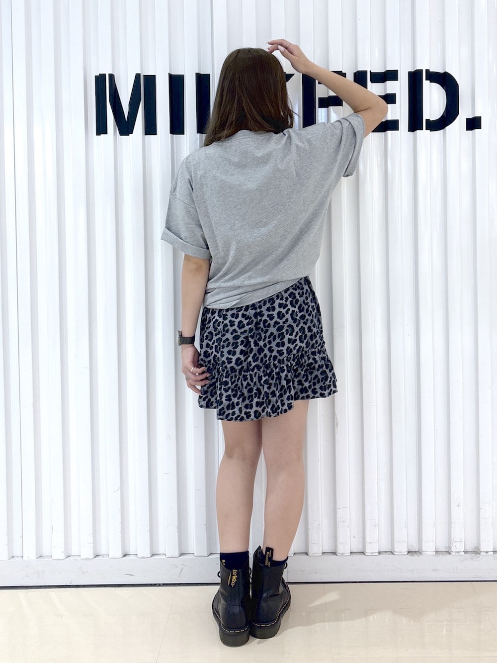 ブラック系のワンピース、グレー系のTシャツ/カットソー、シルバー系のヘアピンを着用したレディースの夏コーディネートの2枚目の写真