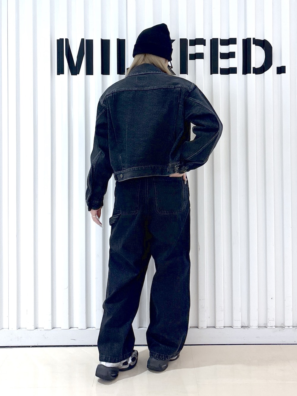 ブラック系のデニムジャケット、ブラック系のデニムパンツ、ホワイト系のTシャツ/カットソーを着用したレディースの冬コーディネートの5枚目の写真