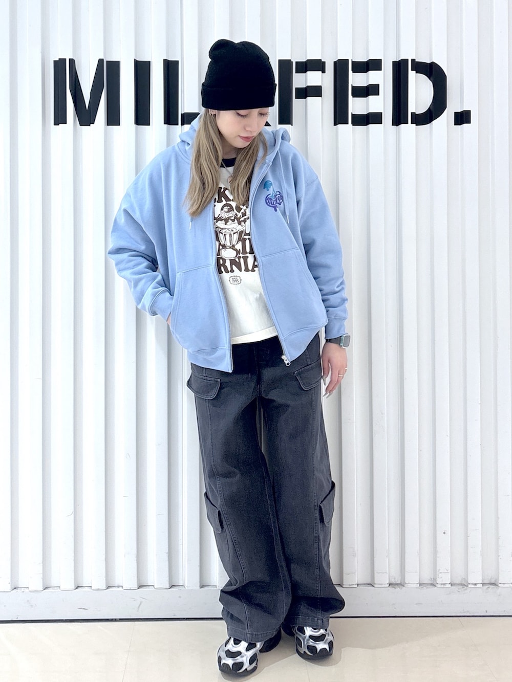 ブラック系のその他パンツ、ブルー系のパーカー、パープル系のバックパック/リュックを着用したレディースの冬コーディネートの8枚目の写真