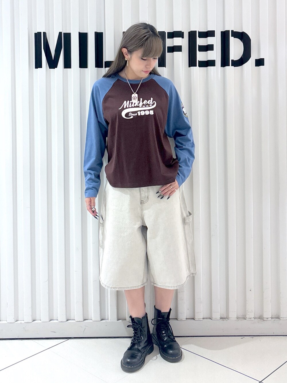 ホワイト系のデニムパンツ、ブルー系のパーカー、ホワイト系のTシャツ/カットソーを着用したレディースの秋コーディネートの6枚目の写真