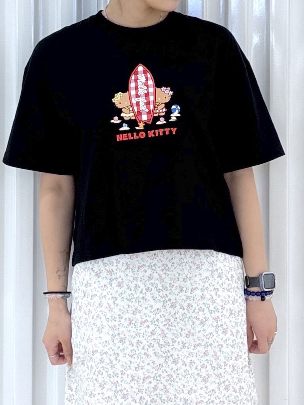ブラック系のTシャツ/カットソー、ホワイト系のワンピース、ブラック系のポーチを着用したレディースの春コーディネートの9枚目の写真