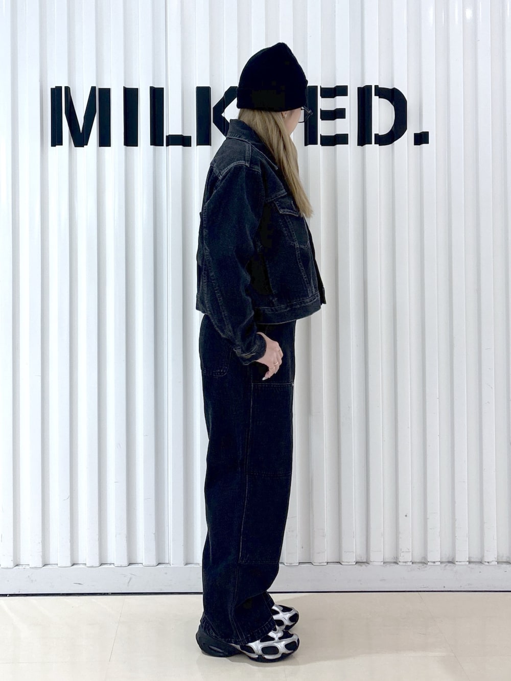 ブラック系のデニムジャケット、ブラック系のデニムパンツ、ホワイト系のTシャツ/カットソーを着用したレディースの冬コーディネートの3枚目の写真