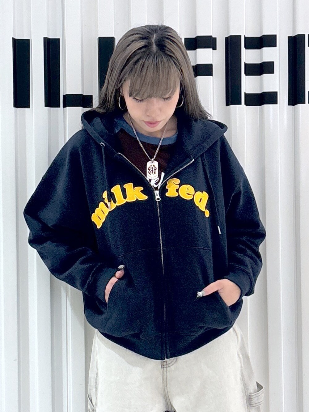 ホワイト系のデニムパンツ、ブルー系のパーカー、ホワイト系のTシャツ/カットソーを着用したレディースの秋コーディネートの5枚目の写真