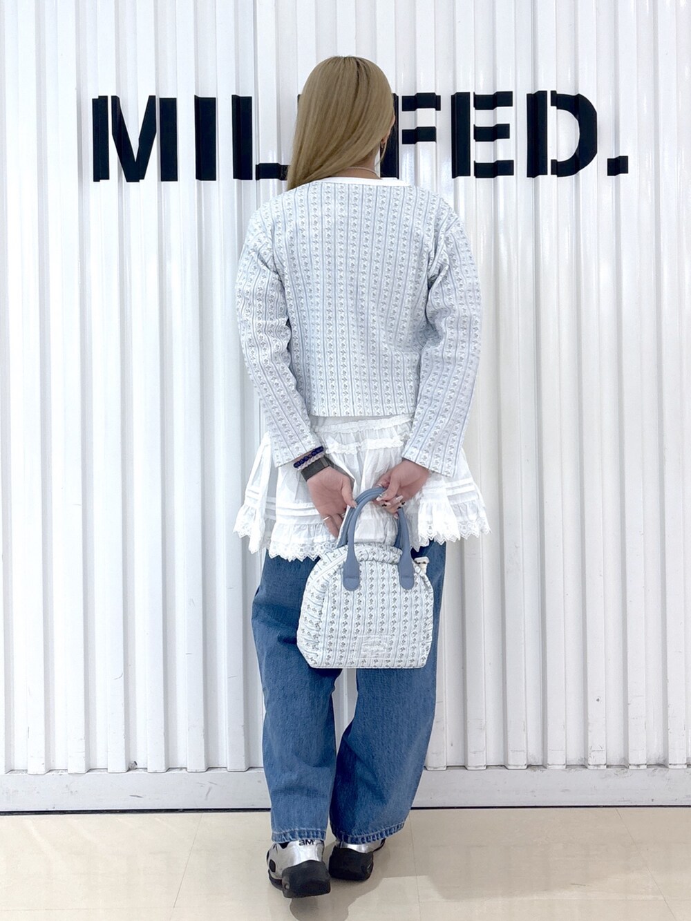 ホワイト系のカーディガン/ボレロ、ホワイト系のTシャツ/カットソー、ホワイト系のスカートを着用したレディースの春コーディネートの2枚目の写真