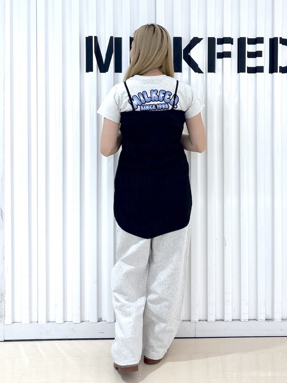ブラック系のシャツ/ブラウス、ベージュ系のTシャツ/カットソー、ベージュ系のスウェットパンツを着用したレディースの春コーディネートの4枚目の写真