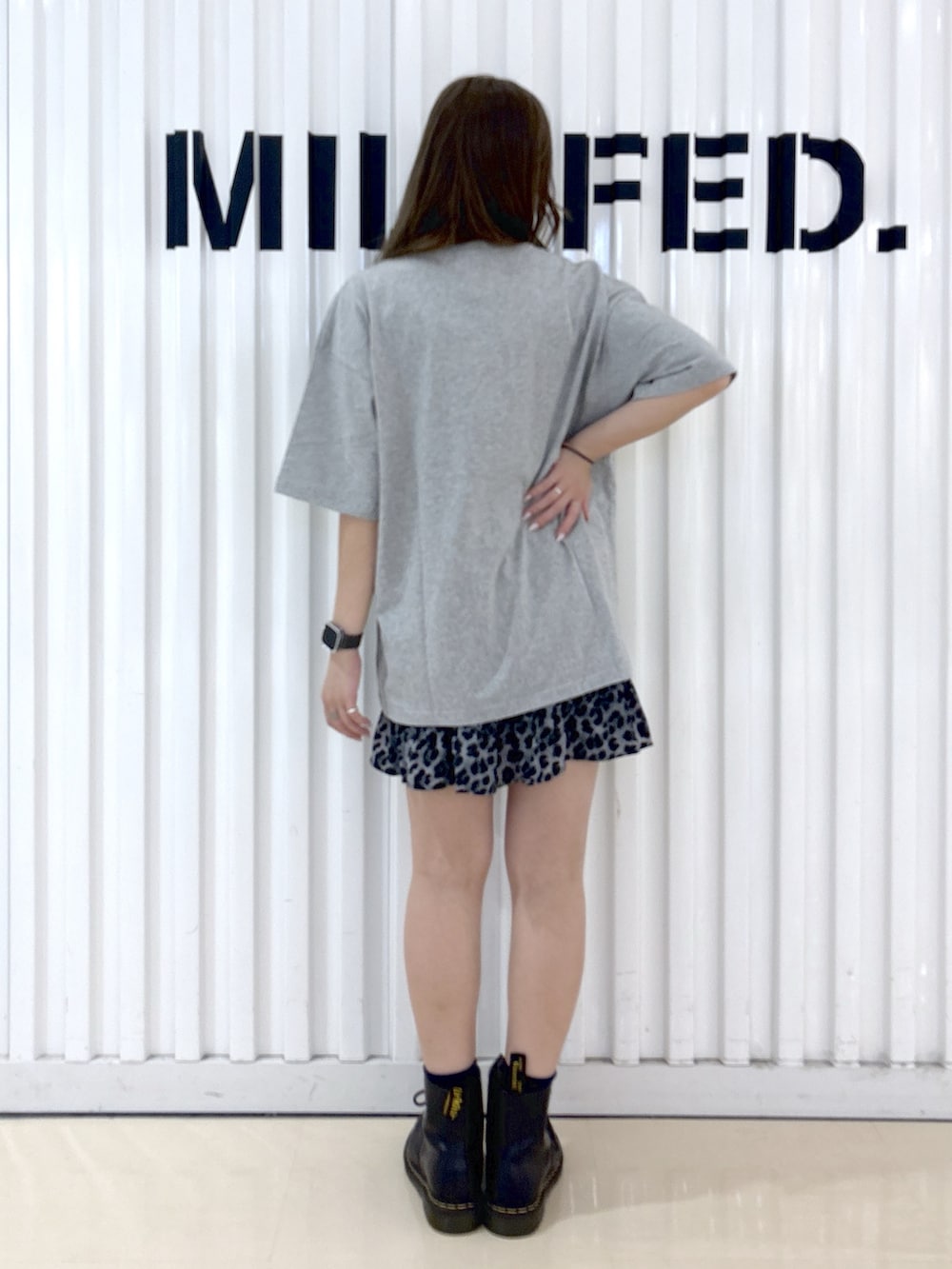 ブラック系のワンピース、グレー系のTシャツ/カットソー、シルバー系のヘアピンを着用したレディースの夏コーディネートの5枚目の写真