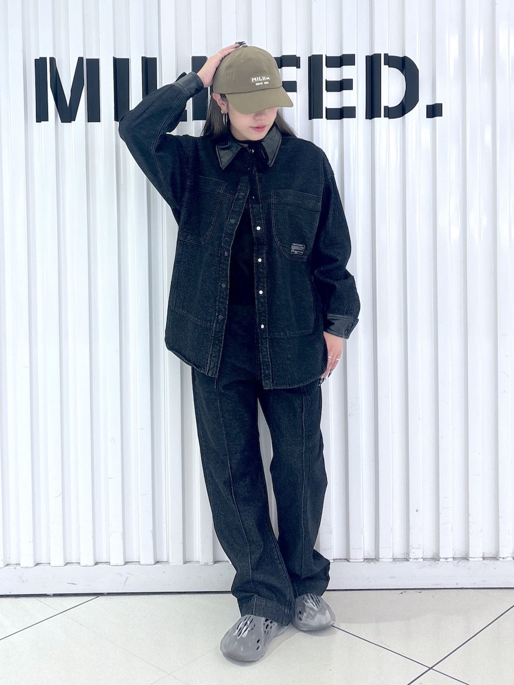 ブラック系のシャツ/ブラウス、ブラック系のデニムパンツ、ブラック系のショルダーバッグを着用したレディースの秋コーディネートの3枚目の写真