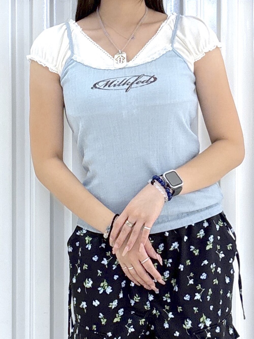 レッド系のTシャツ/カットソー、ブルー系のキャミソール、ブラック系のカーゴパンツを着用したレディースの夏コーディネートの4枚目の写真