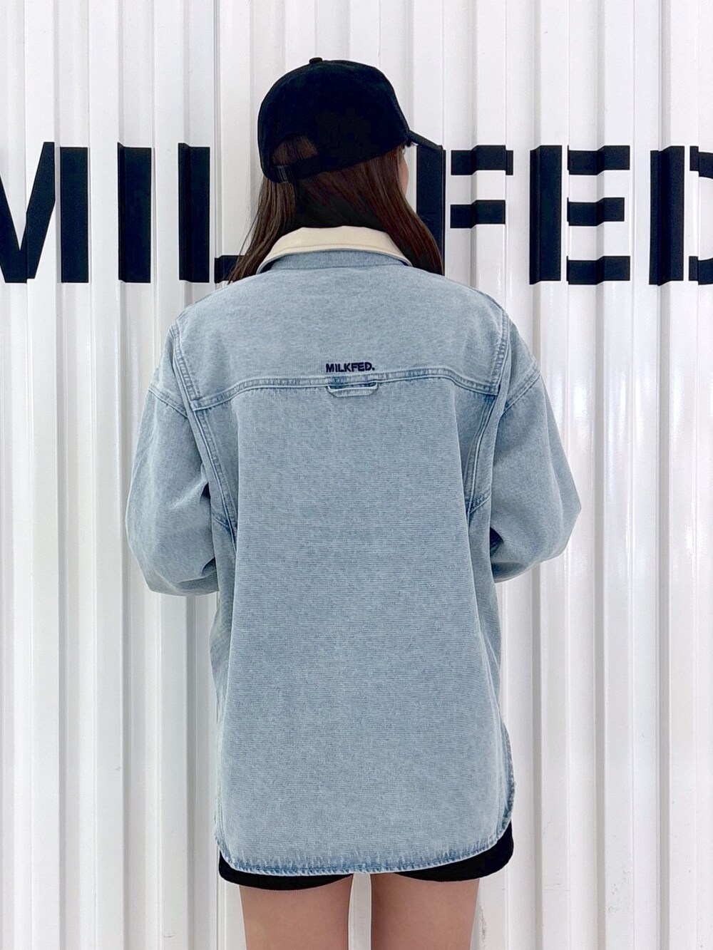 ブラック系のその他パンツ、ブラック系のシャツ/ブラウス、ブラック系のTシャツ/カットソーを着用したレディースの秋コーディネートの4枚目の写真