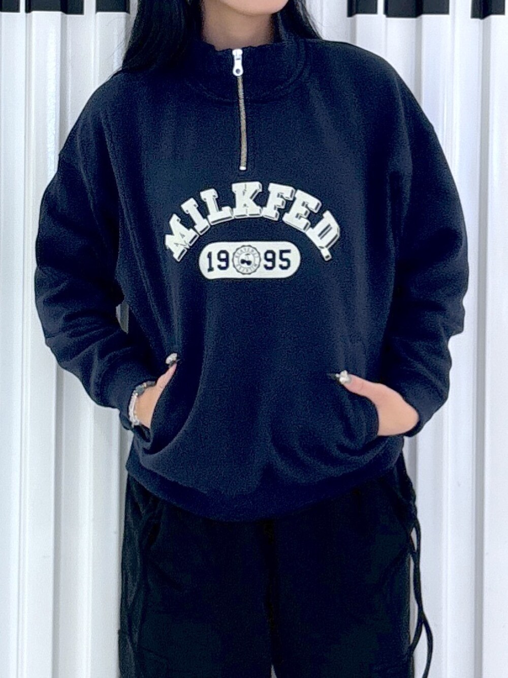 ブルー系のスウェット、ブラック系のスウェットパンツ、ブラック系のTシャツ/カットソーを着用したレディースの秋コーディネートの3枚目の写真