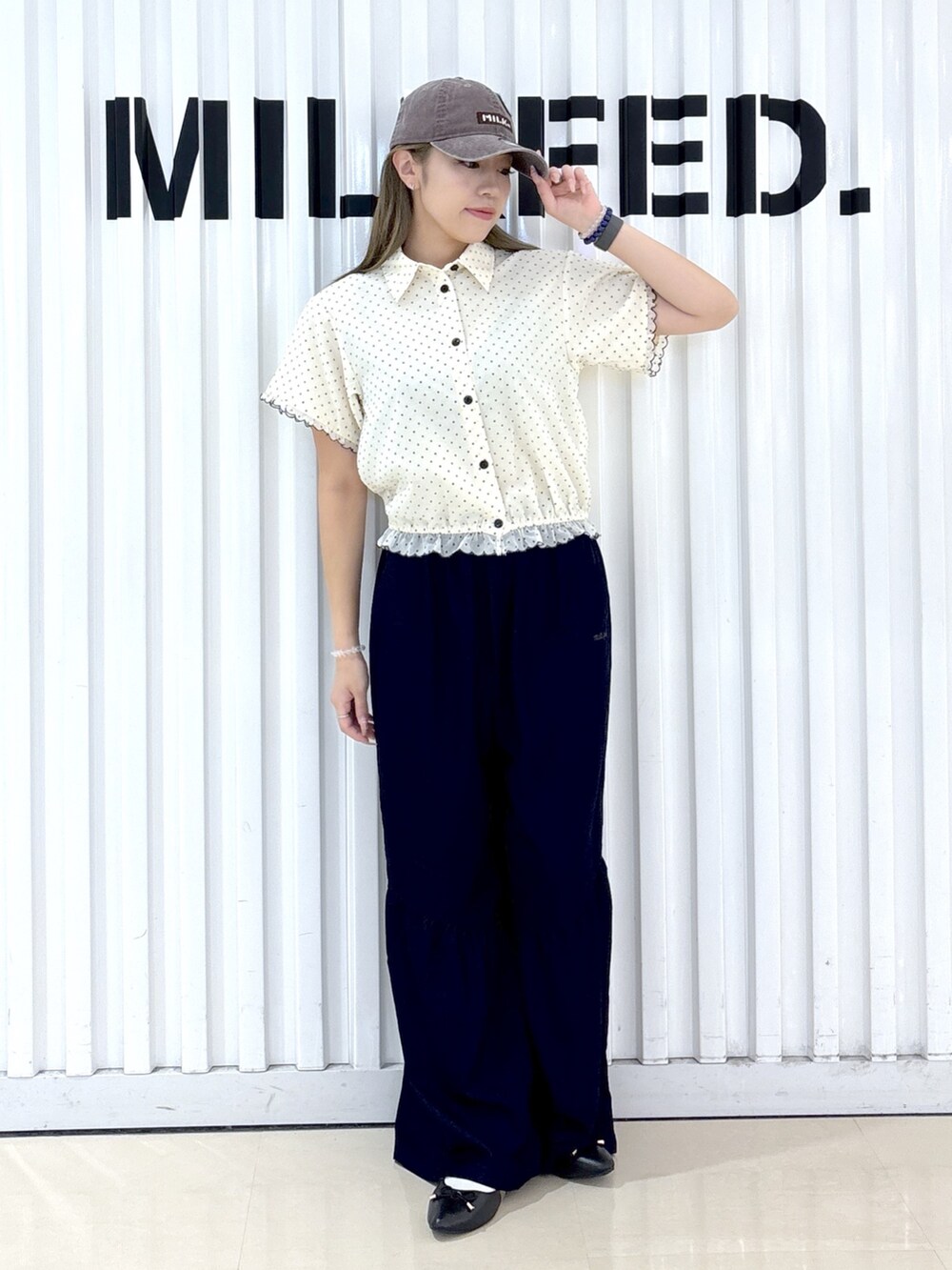 ホワイト系のシャツ/ブラウス、ブルー系のその他パンツ、ホワイト系のショルダーバッグを着用したレディースの夏コーディネートの3枚目の写真