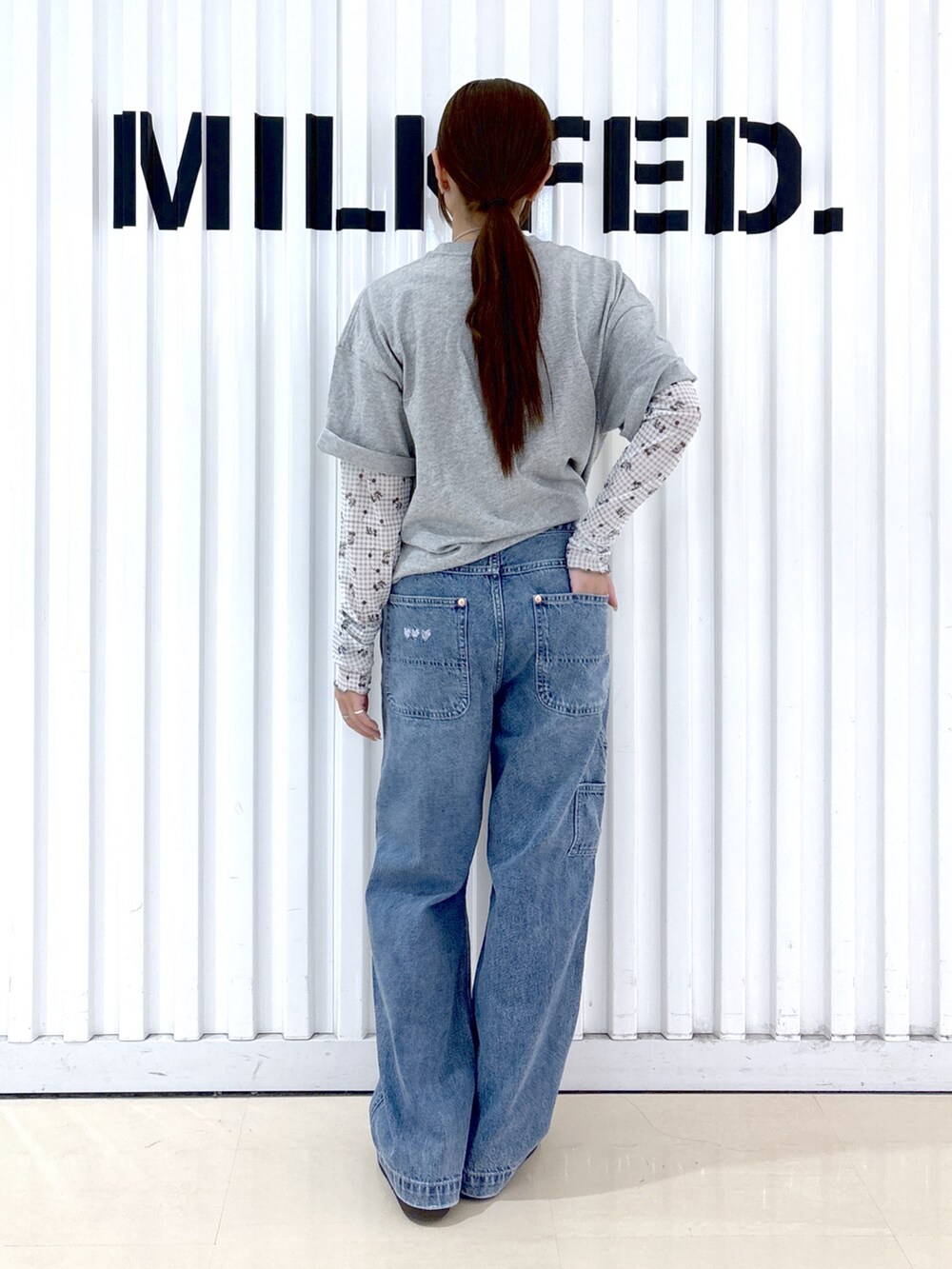 グレー系のTシャツ/カットソー、グレー系のTシャツ/カットソー、ブルー系のデニムパンツを着用したレディースの秋コーディネートの2枚目の写真