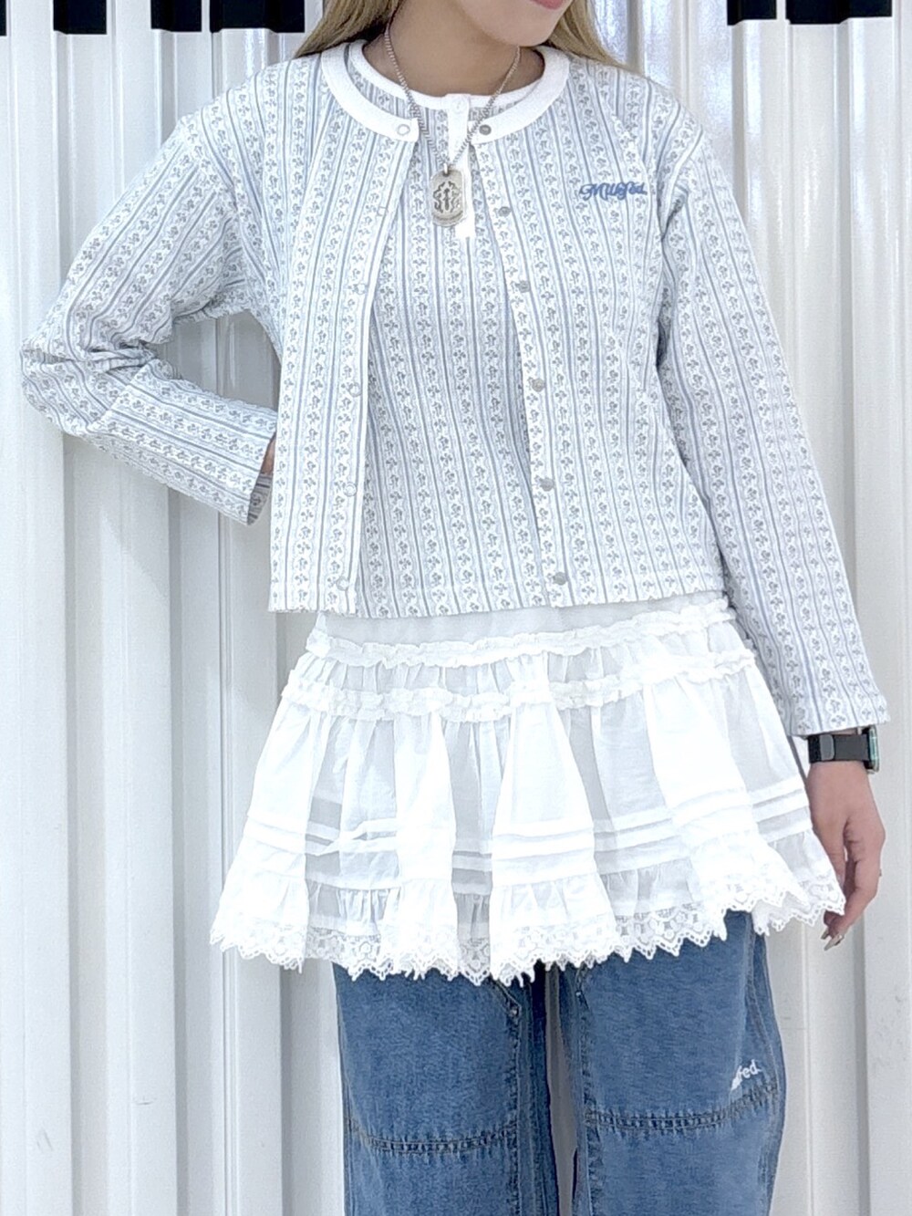 ホワイト系のカーディガン/ボレロ、ホワイト系のTシャツ/カットソー、ホワイト系のスカートを着用したレディースの春コーディネートの5枚目の写真