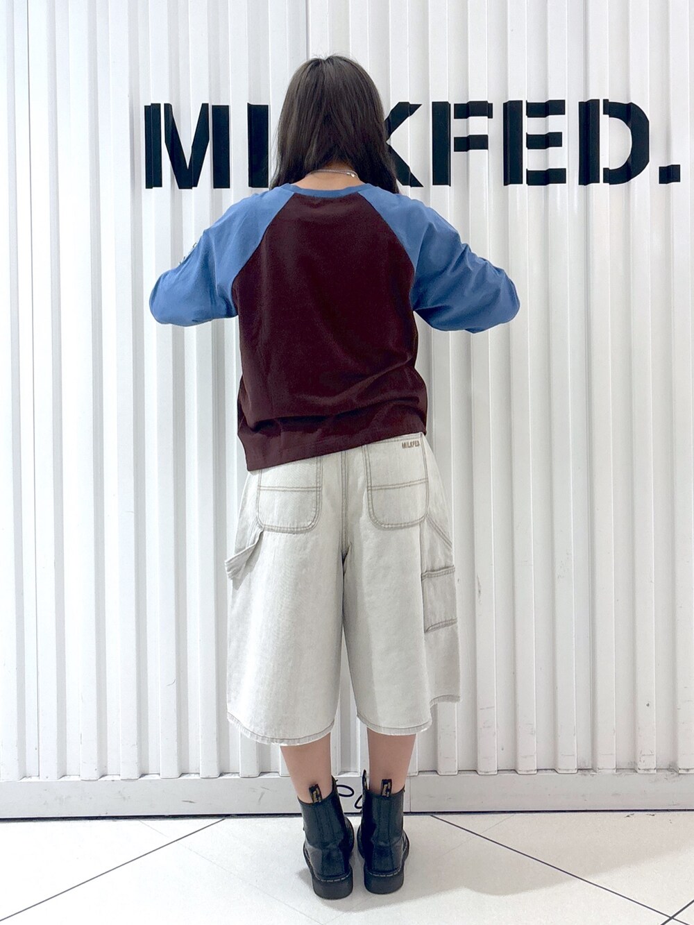 ホワイト系のデニムパンツ、ブルー系のパーカー、ホワイト系のTシャツ/カットソーを着用したレディースの秋コーディネートの7枚目の写真