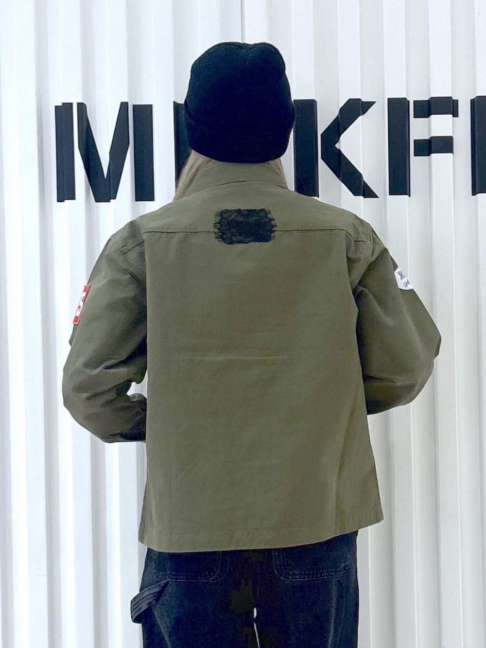 グリーン系のシャツ/ブラウス、ブラック系のデニムパンツ、パープル系のバックパック/リュックを着用したレディースの冬コーディネートの6枚目の写真