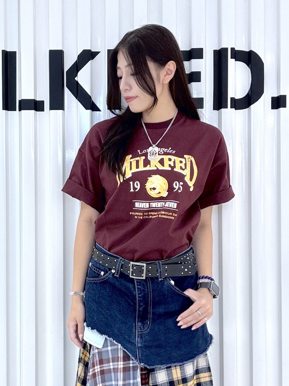 グレー系のショルダーバッグ、レッド系のTシャツ/カットソー、ブルー系のジャンパースカートを着用したレディースの秋コーディネートの5枚目の写真