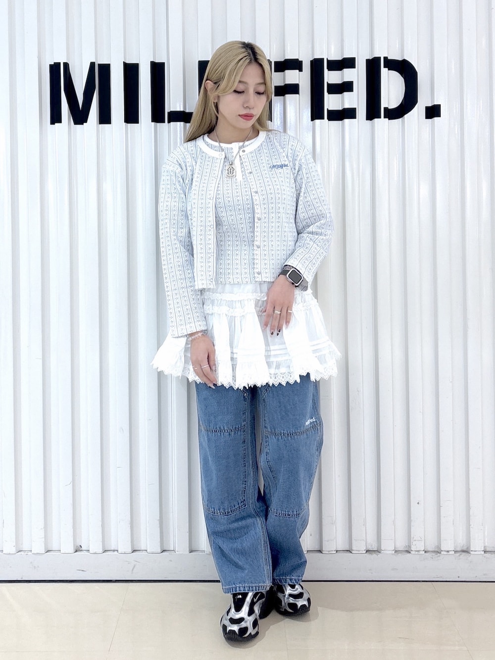 ホワイト系のカーディガン/ボレロ、ホワイト系のTシャツ/カットソー、ホワイト系のスカートを着用したレディースの春コーディネートの3枚目の写真