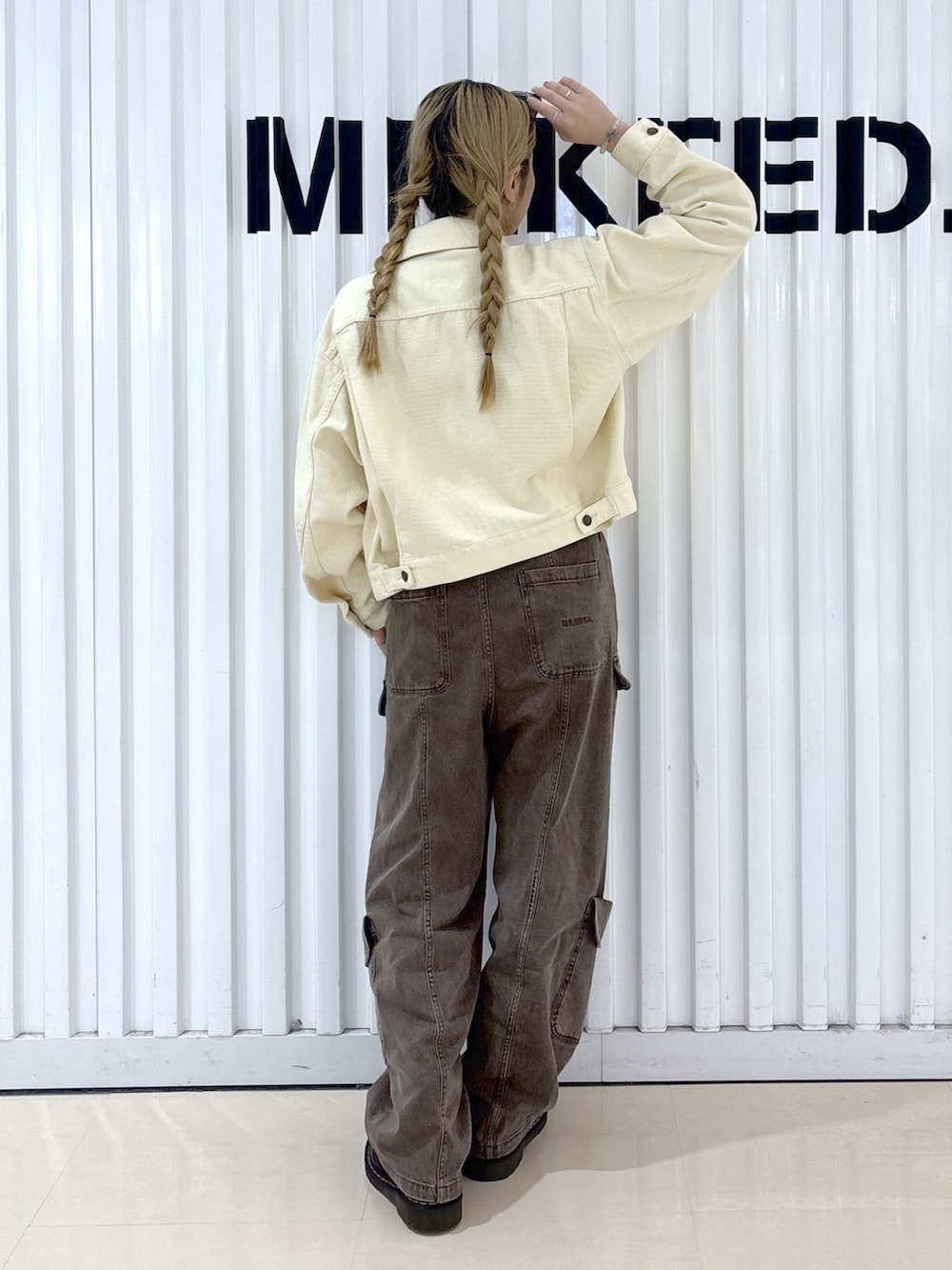 ブラウン系のその他パンツ、ホワイト系のデニムジャケット、その他のキャミソールを着用したレディースの春コーディネートの2枚目の写真