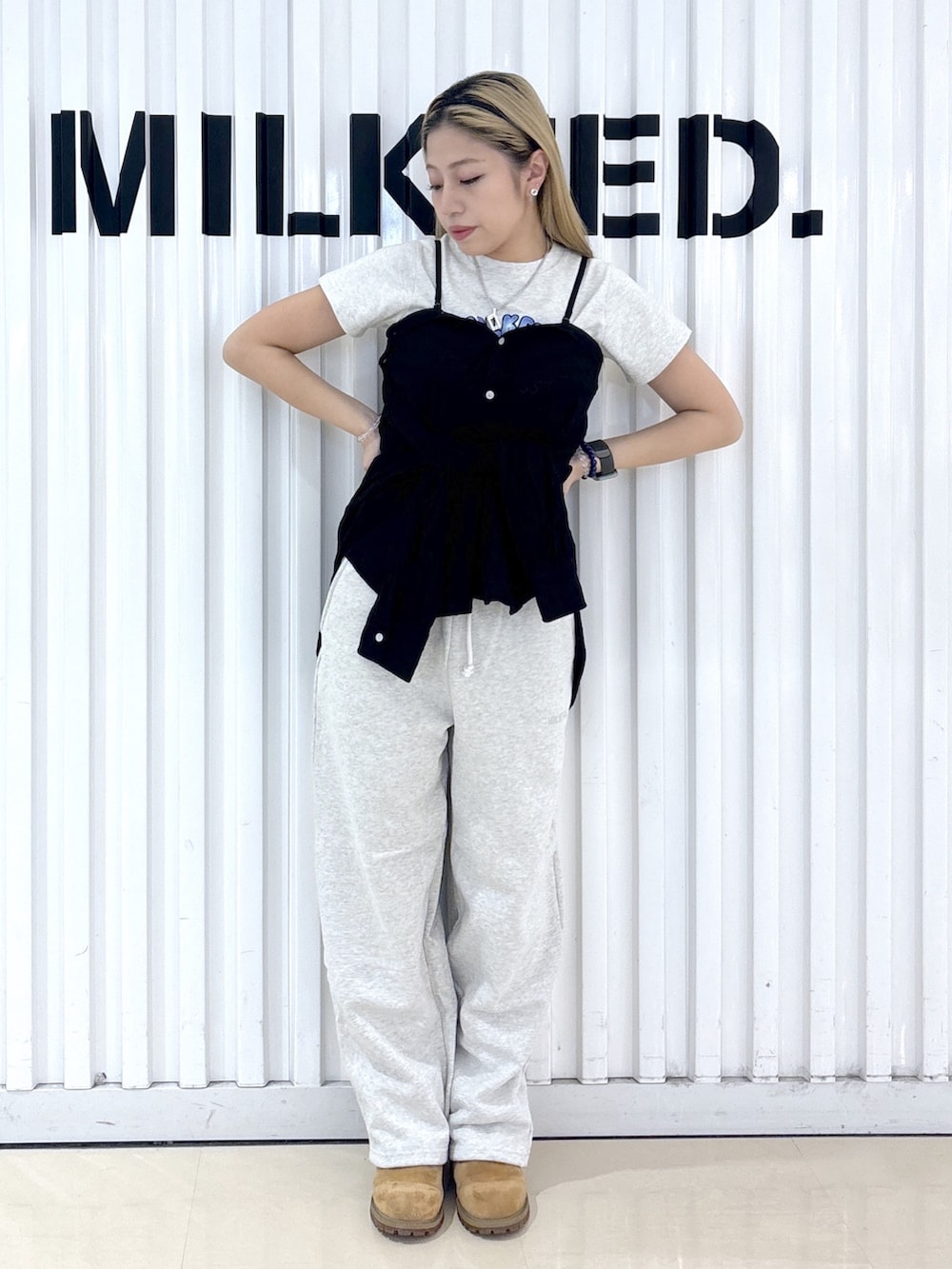 ブラック系のシャツ/ブラウス、ベージュ系のTシャツ/カットソー、ベージュ系のスウェットパンツを着用したレディースの春コーディネートの3枚目の写真