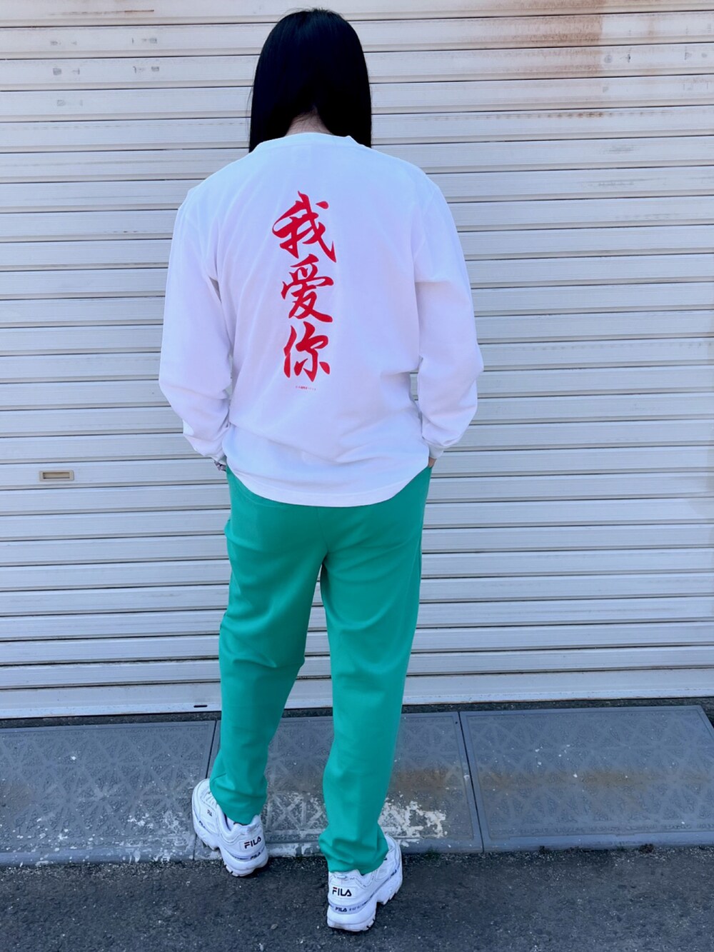 ホワイト系のファッション雑貨を着用したレディースの春コーディネートの2枚目の写真