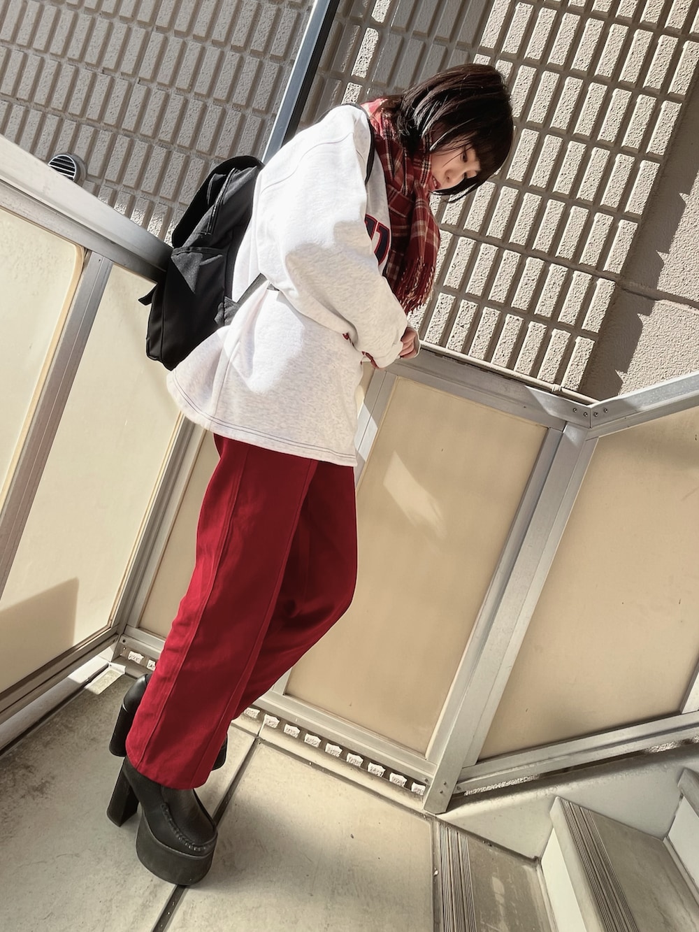 「カジュアル、秋冬コーデ、ゆったりコーデ、休日スタイル、プチプラコーデ、パンツスタイル、赤、大人女子、ウィルソン、GU、ding、GRL」｜「GRLの厚底ボリュームローファー（ローファー、ブラック系）」を使った、AIM_Rさん（レディース・164cm）の冬コーディネートの2枚目の写真